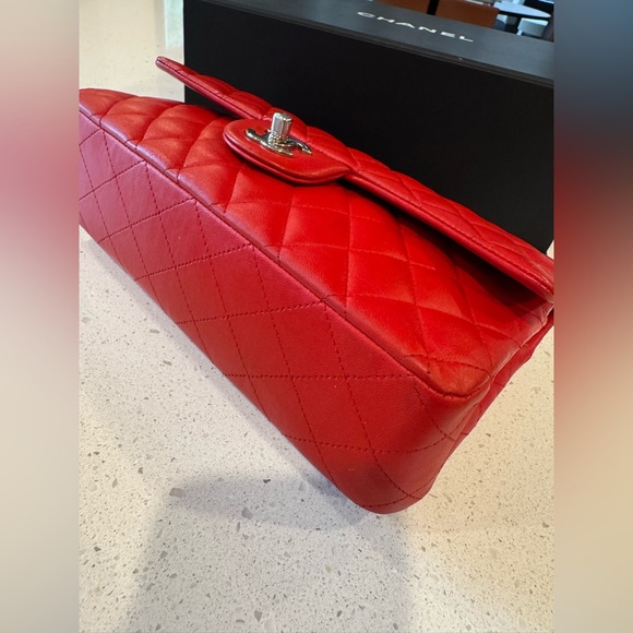 CHANEL Classic Medium Double Flap bag lambskin - Picture 8 of 12